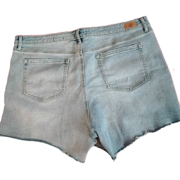 Sofia Women's Size 18 Light Wash Lila Style Denim Shorts - Picture 2 of 4